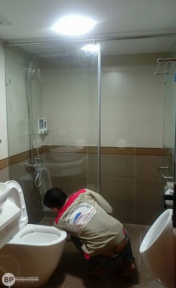 Lắp vách kính tắm đẹp căn 10 Lo 24 Geleximco 